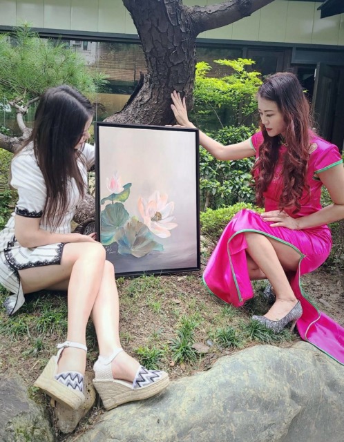 李蕙瑾（左）和她的畫作