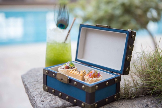 PAVO最具亮眼特色的「Pavo_suitcase帶你去旅行」，是Jimmy與小寶聯手打造、讓來訪的客人充滿驚喜的餐酒組合。