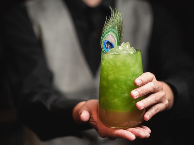 這一杯絢爛、夢幻又帶著漸層色調的「孔雀PAVO」，是調酒師顧問小寶特為PAVO研發的招牌調酒。