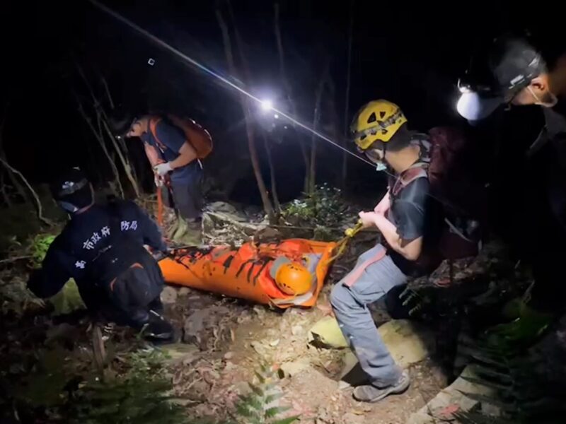 桃源石秀山湖林道登山 疑高山症發作警消救援