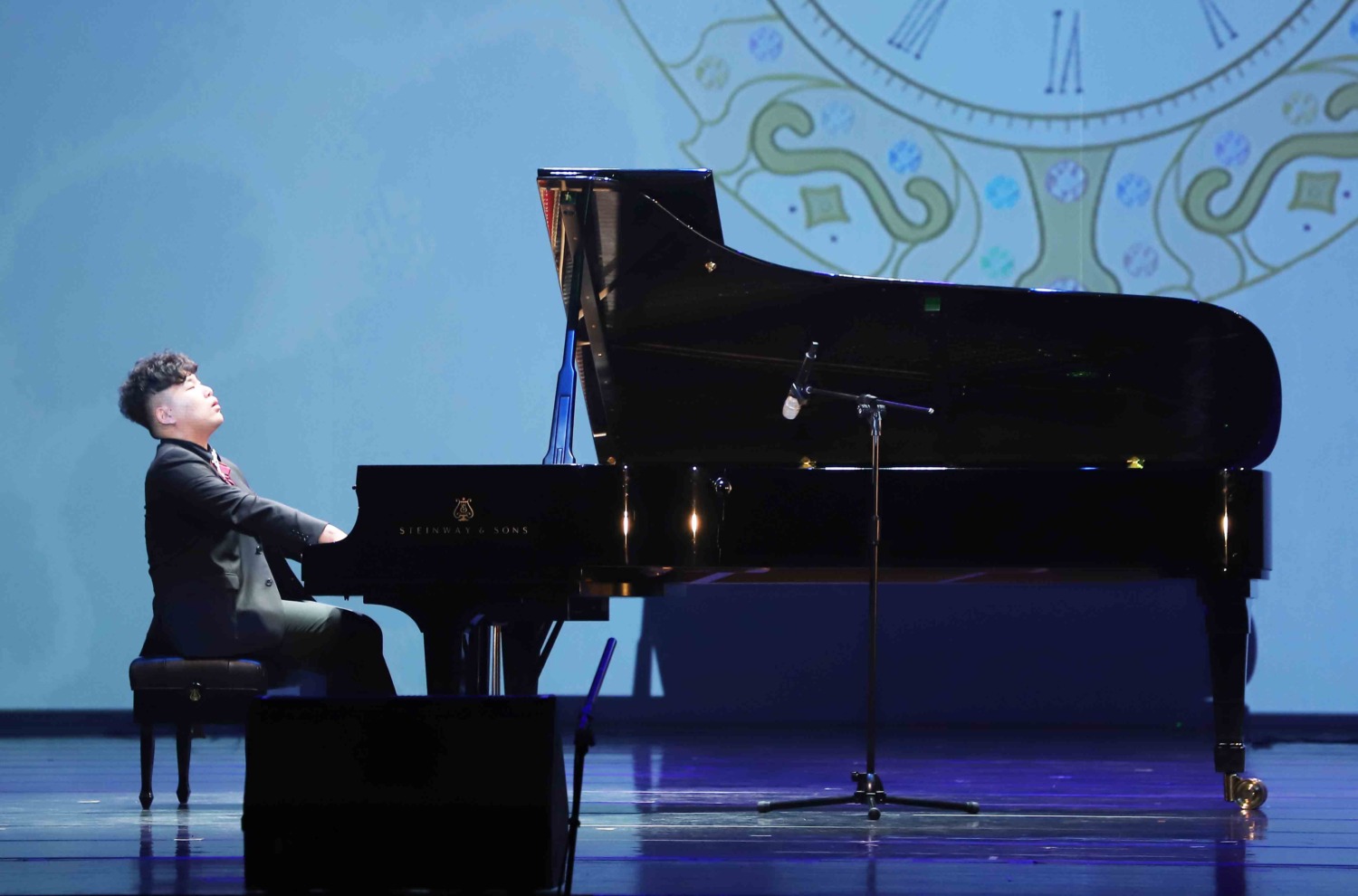 音樂科黃亦靖在2022春季展演中鋼琴獨奏演出。
