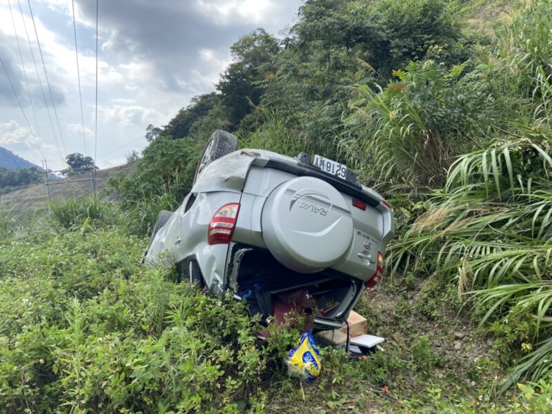 桃源區藤枝林道線自小客車跌落15米深山谷5人送醫 蕃新聞