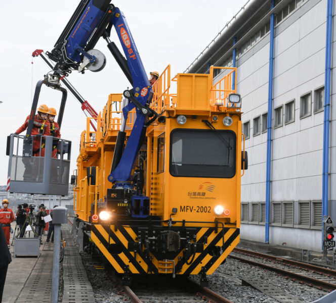 中鋼公司承製高鐵電車線工程車於2021年11月啟用典禮時進行升降旋轉多功能作業平