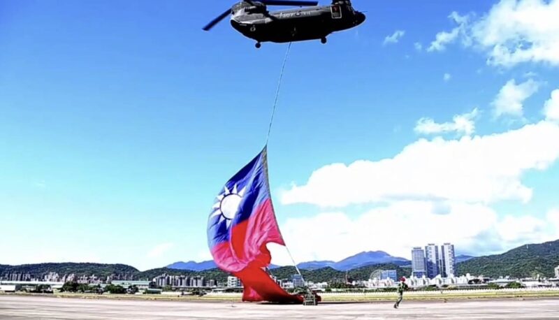陸軍航空601旅旋翼機吊掛大幅國旗 總統府國慶焦點