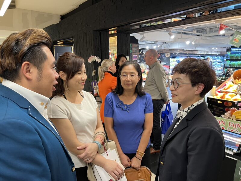 趙卿惠副市長於推廣台南芒果記者會向新加坡組團旅行社介紹台南芒果並行銷台南觀光