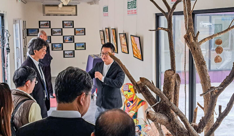 ▲簽約儀式後，道明中學團隊參觀中華藝校「藝術風景盒」。（圖/中華藝校提供）