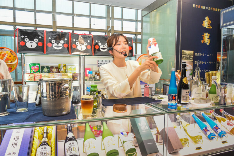 ▲最年輕的世界調酒冠軍郭植伶老師，今天使用頂級的手工釀造日本酒來調酒。（圖/記者張忠義攝）