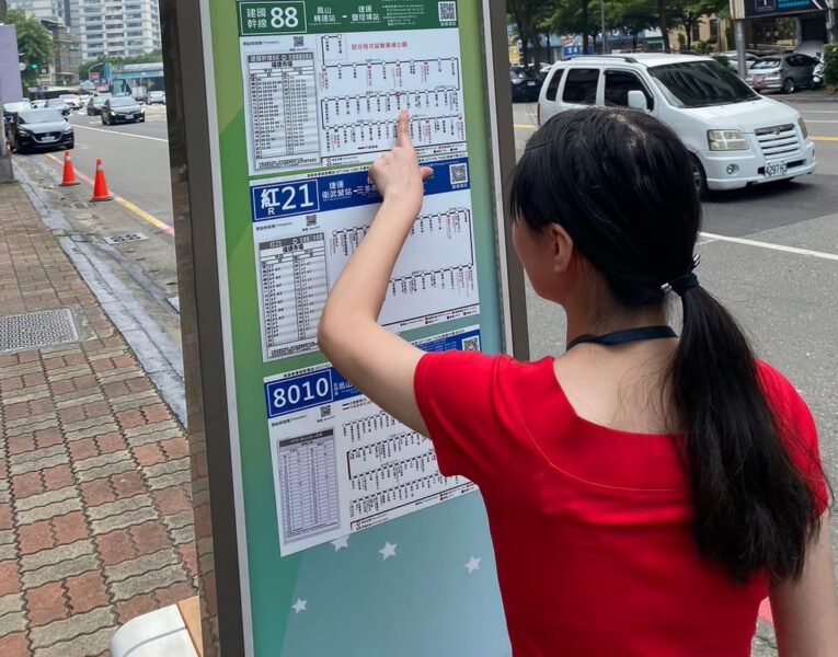 ▲小玲學習自己搭公車。（圖/喜憨兒基金會提供）