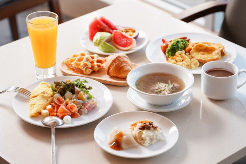 ▲和逸飯店·台南西門館豐富的自助式早餐，中西式餐點一次滿足，更有台南傳統小吃。（圖/和逸飯店提供）
