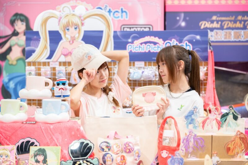 ▲《真珠美人魚》期間限定店即日起於夢時代8樓時代會館登場，以湛藍色海洋為主題，不僅有超讚的打卡景點和主題餐點，當然也不能錯過全新的夢幻新品、巨型扭蛋機，粉絲們絕對要來朝聖一波。（圖/高雄夢時代提供）