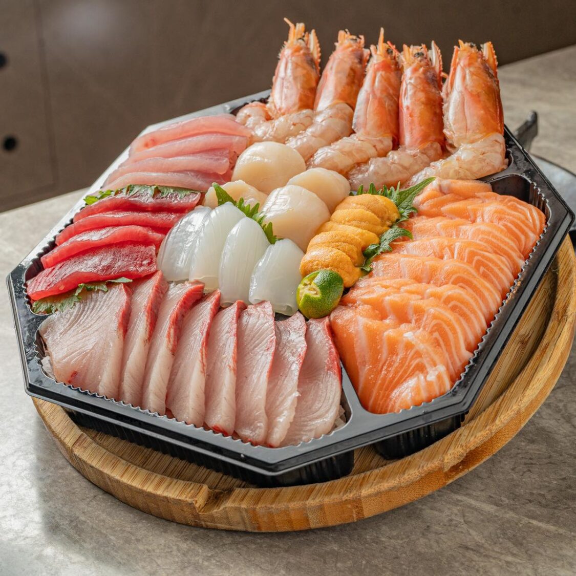 ▲「母親節刺身拼盤」豪華澎湃，令人看了食指大動。（圖/平凡五金行提供）