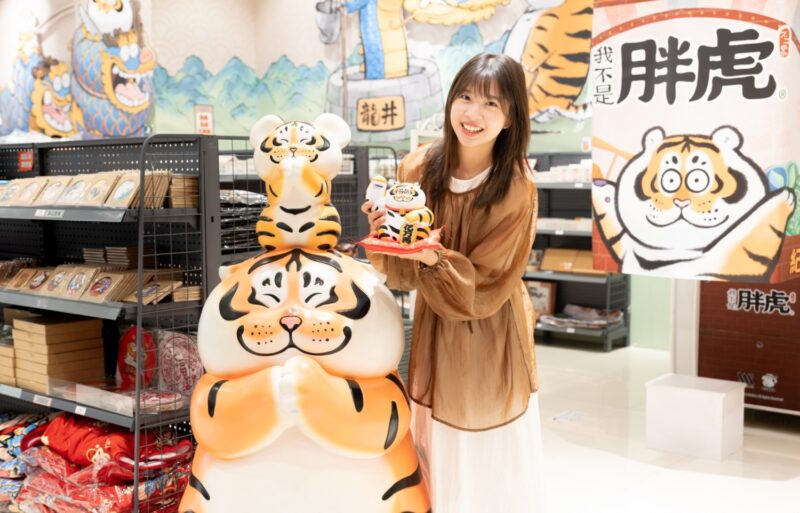 ▲萌趣的胖虎與小黃毛角色公仔在期間限定店內等候與民眾合影。（圖/統一時代百貨提供）