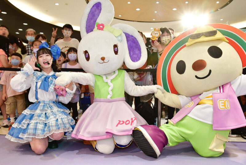 ▲超高人氣的OPEN將、雪鈴兔波波一連四天在統一集團生活美學館與大家同樂互動。（圖/夢時代提供）