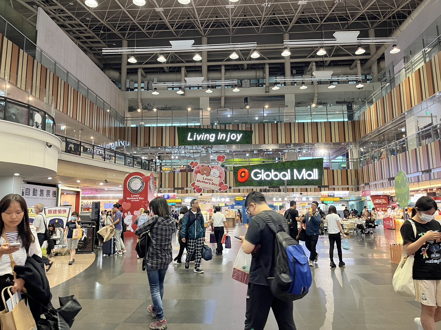 ▲迎母親節返鄉歡慶人潮,Global Mall新左營車站祭「寵愛媽咪」雙好康,美食優惠8折起。(圖/ Global Mall新左營車站提供)