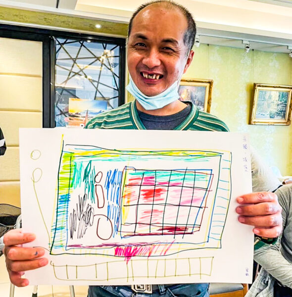 ▲阿源於照顧中心展示畫畫作品。(圖/喜憨兒基金會提供)