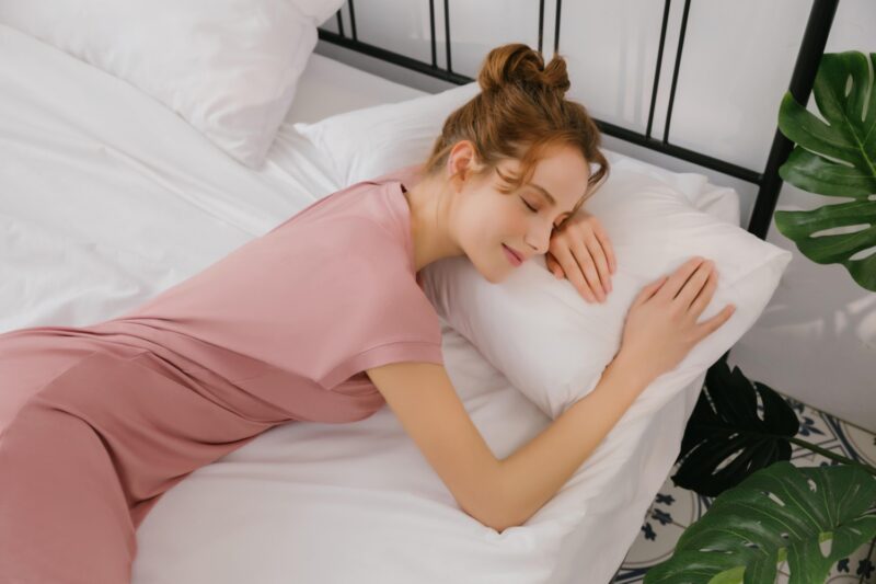 ▲EASY_SHOP[Audrey]α森眠衣-智能波纖維舒緩心緒晚安好眠涼感上衣+短褲睡衣-香甜粉。（圖／EASY SHOP提供）