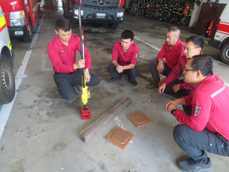 澎南消防分隊辦理撐拉頂救援器操作訓練