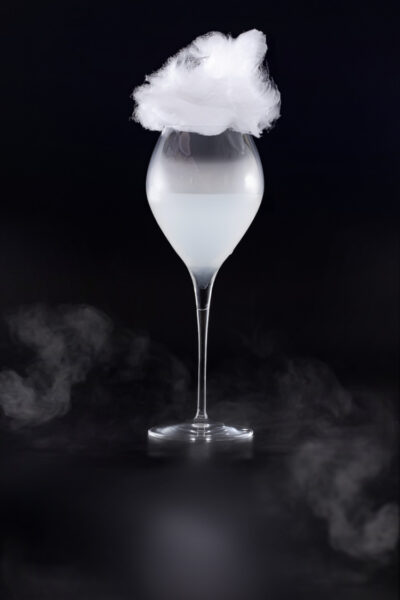 ▲「雲垂之霧」寶哥匠心獨運地以釋迦水霧香氛形塑出杯中的雲霧。（圖/晶英國際行館提供）