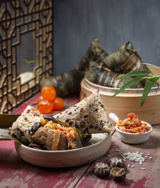 ▲紅陶上海湯包的「八寶狀元粽」以八種養生類為米料，包入干貝、鹹蛋黃和五花肉，清爽不易脹氣。（圖/漢來美食提供）