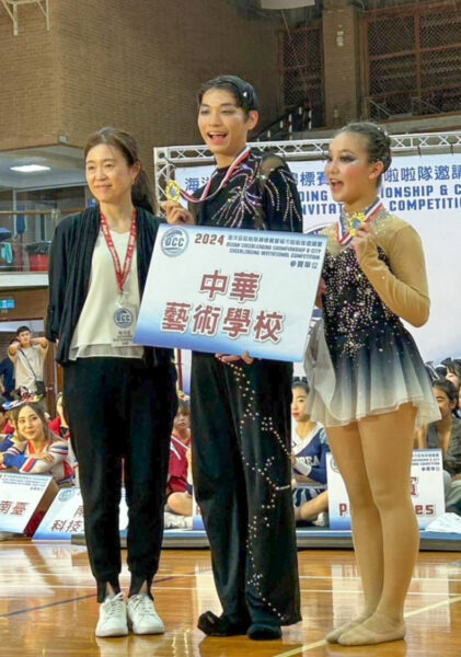 ▲日本啦啦隊協會(JCA)競賽組執委、 國際總會國際組主委北野 綾子(Ms.Ayako Kiano)頒發青少年第二級彩球雙人組第一名-中華藝校楊廷燁、 姜紫翎。（圖/中華藝校提供）