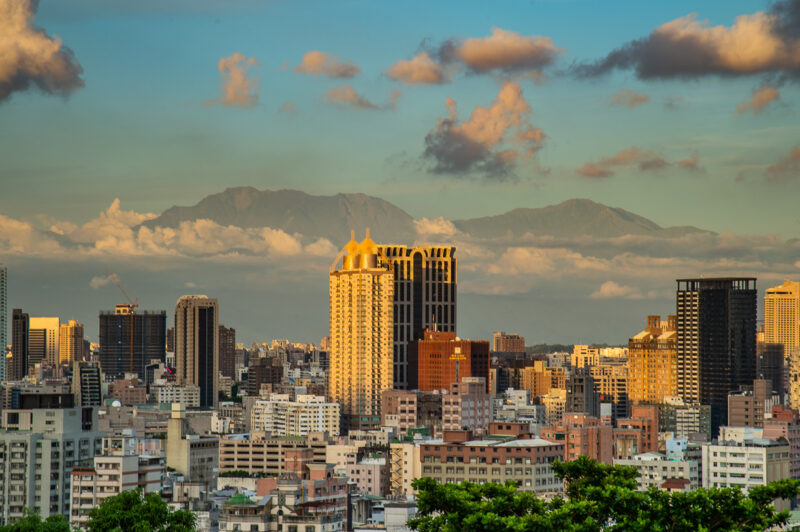 （圖/今天是夏至，從壽山遠眺大武山，別有一番情境。記者張忠義攝）