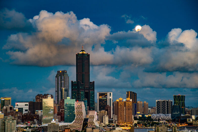 （圖/夜幕低垂，港都景色怡人，月娘也從雲層中竄出。記者張忠義攝）