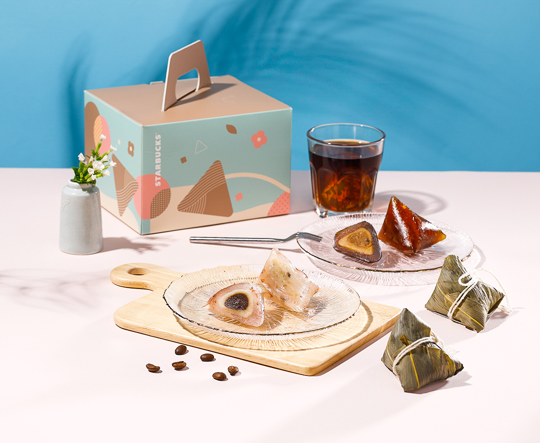 ▲星巴克今年推出節令限定的「粽夏星情禮盒」，內含焦糖咖啡無花果星冰粽和洛神貴妃紅茶星冰粽。（圖/夢時代提供）