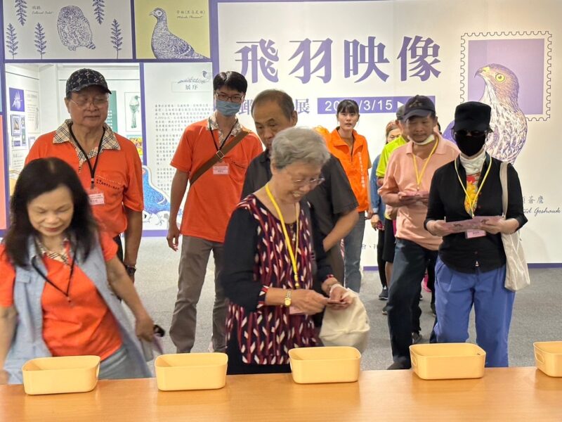 ▲「天心幸福學堂」長輩體驗郵件分楝。（圖/郵政博物館高雄館提供）