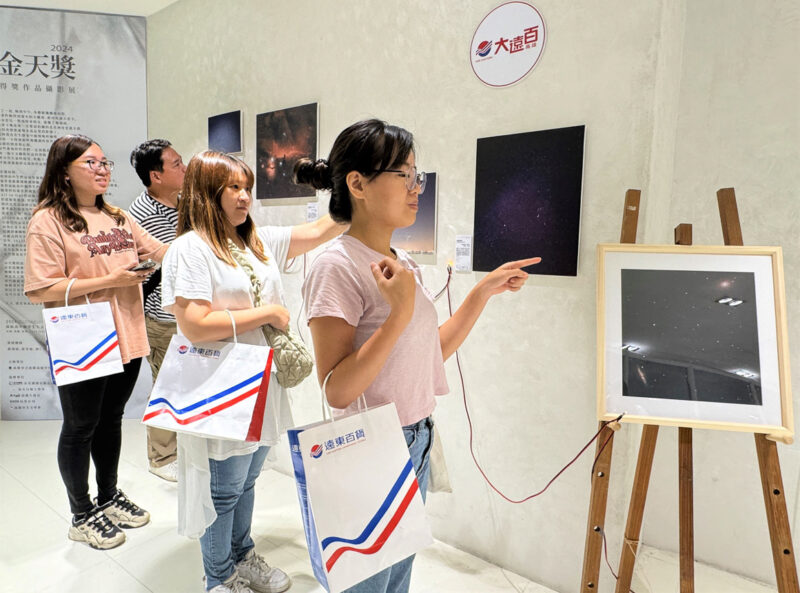 ▲高雄大遠百為歡慶「遠百在高雄第五十年」在六樓藝文空間展出18幅2024金天獎得獎精彩作品。（圖/高雄大遠百提供）