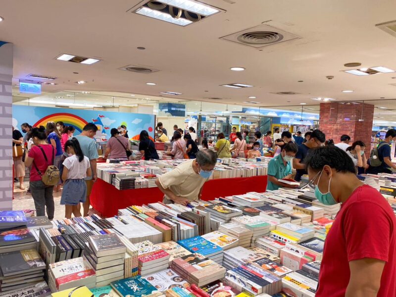 ▲城邦書店回頭書展。（圖/新光三越高雄三多店提供）