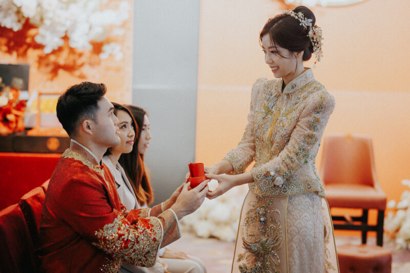 ▲高雄萬豪酒店婚禮體驗日邀請白鴿婚顧禮俗老師講解文定禮儀俗制，從納徵、奉茶、壓茶。（圖/高雄萬豪酒店提供）