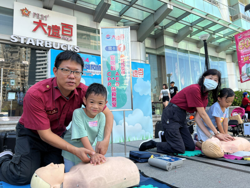 ▲高雄大遠百舉辦「小小消防英雄闖關趣」活動，吸引超過百名小朋友報名參加化身成為打火小英雄。。（圖/高雄大遠百提供）