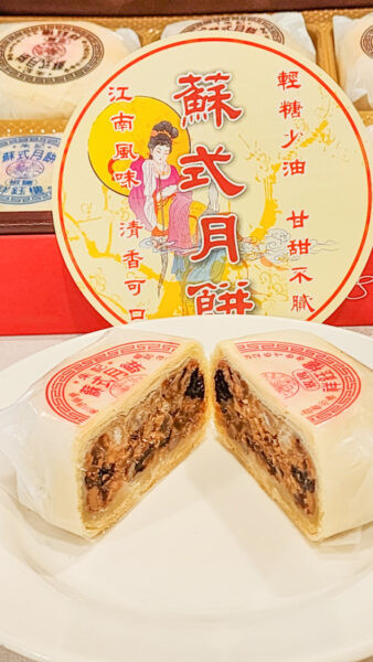 ▲今年「蘇式月餅」價格維持去年售價，1盒6粒裝820元。（圖/記者張忠義攝）