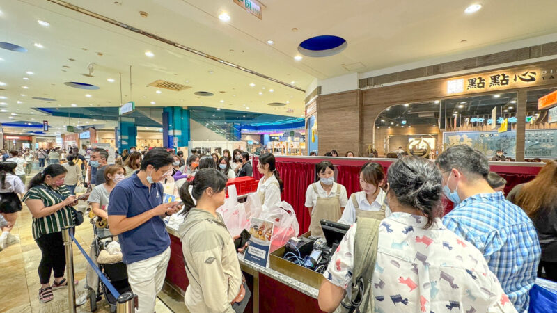 ▲台中蛋黃酥名店「不二糕餅」，首度在高雄夢時代推出中秋檔期快閃櫃，一開門就吸引大批人潮。（圖/高雄夢時代提供）