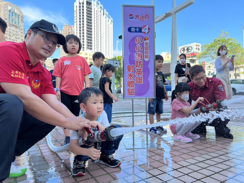 ▲高雄大遠百舉辦「小小消防英雄闖關趣」活動，吸引超過百名小朋友報名參加化身成為打火小英雄。。（圖/高雄大遠百提供）