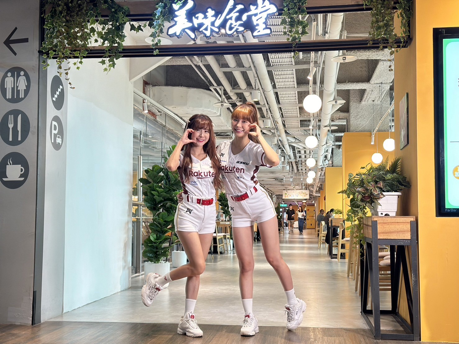 ▲樂天女孩Yuri、孟潔擔任Global Mall新左營車站「美味食堂」一日店長，大享餐飲新櫃招牌餐。（圖/Global Mall新左營車站提供）