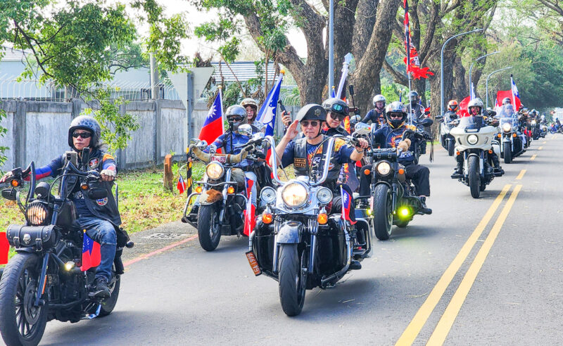 ▲高雄多個重機車隊舉辦「國旗重機」遊街活動，上百輛重機同時上街讓民眾直呼帥翻了。（圖/記者張忠義攝）