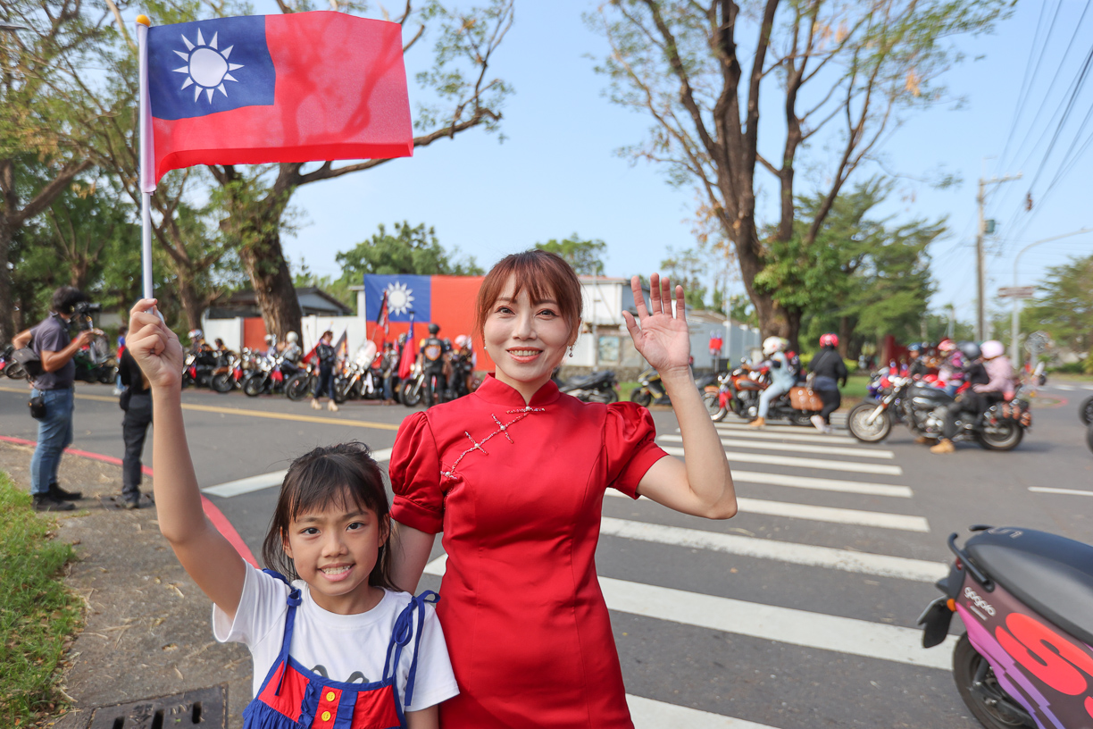 ▲上百輛重機相揪車聚，一起為中華民國慶生，民眾穿者大紅旗袍帶著國旗前來共襄盛舉。（圖/記者張忠義攝）