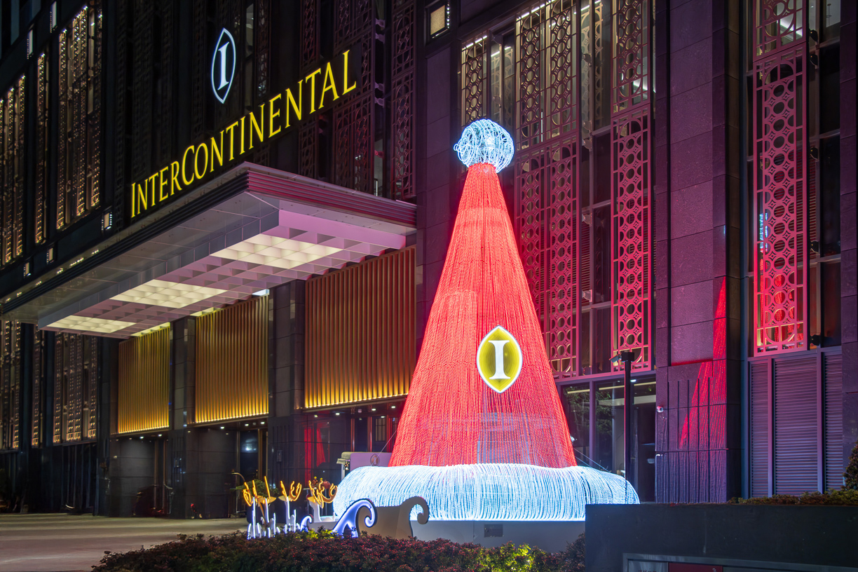 ▲高雄洲際酒店 2024 戶外聖誕樹_星耀紅帽。(圖/高雄洲際酒店提供)