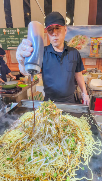 ▲現場實演道地美食包含起源於日本大分「二十八万石」帶來唐揚雞/鐵板炒麵。（圖/記者張忠義攝）