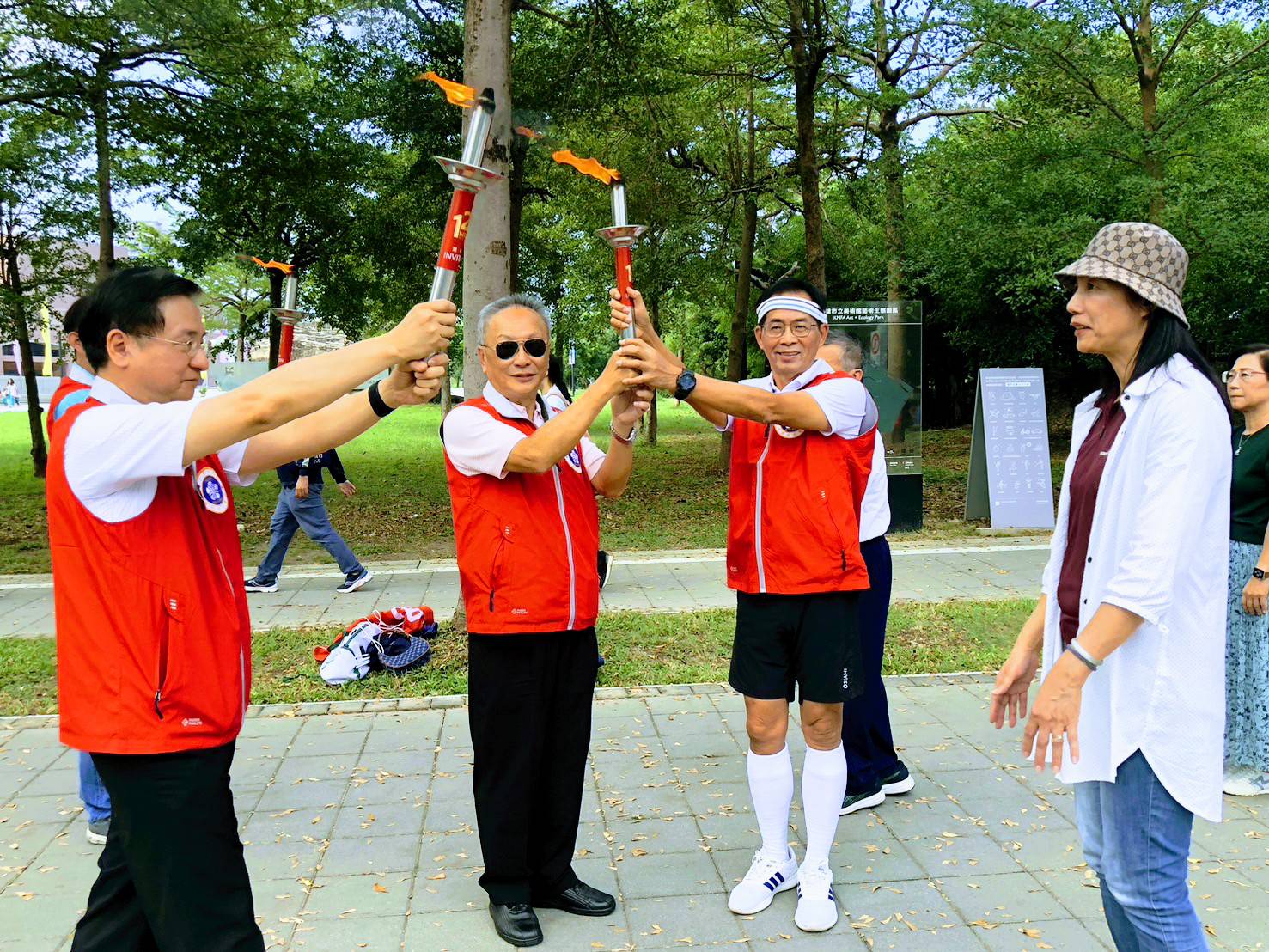 ▲臺南大學126週年校慶聖火傳遞昨天傳抵高雄， 高雄市校友會熱情迎接。（圖/臺南大學高雄市校友會提供）