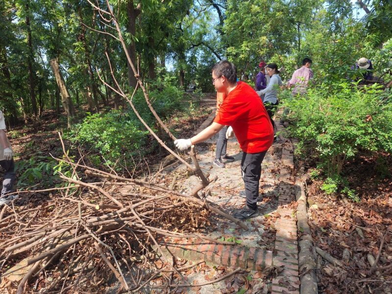 ▲青年志工們投入澄清湖協助步道風災枯枝清運工作。（圖/青年發展署提供）