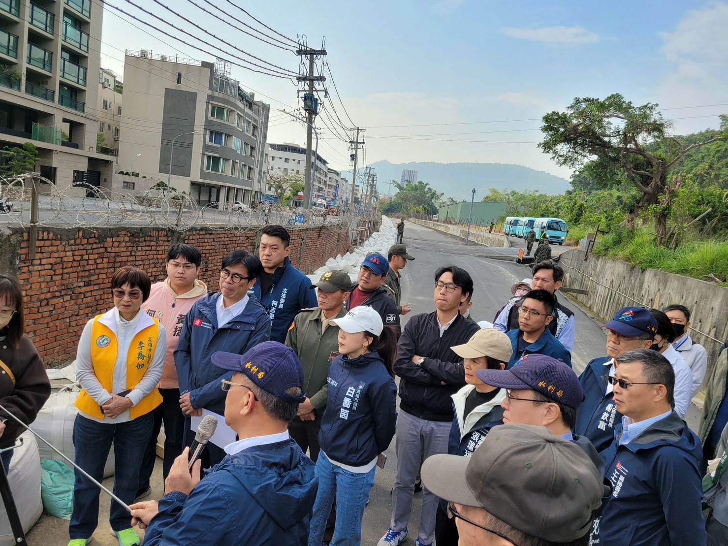 高市府水利局重建軍方圍牆 解決美術館泥黃色淹水問題