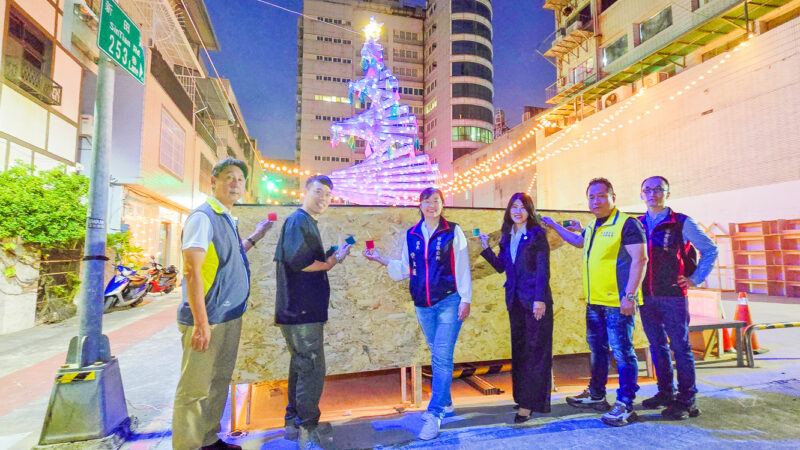 ▲聖誕節市集進入第五屆，現場還設置許願牆讓民眾寫下心中願望。（圖/前金區公所提供）