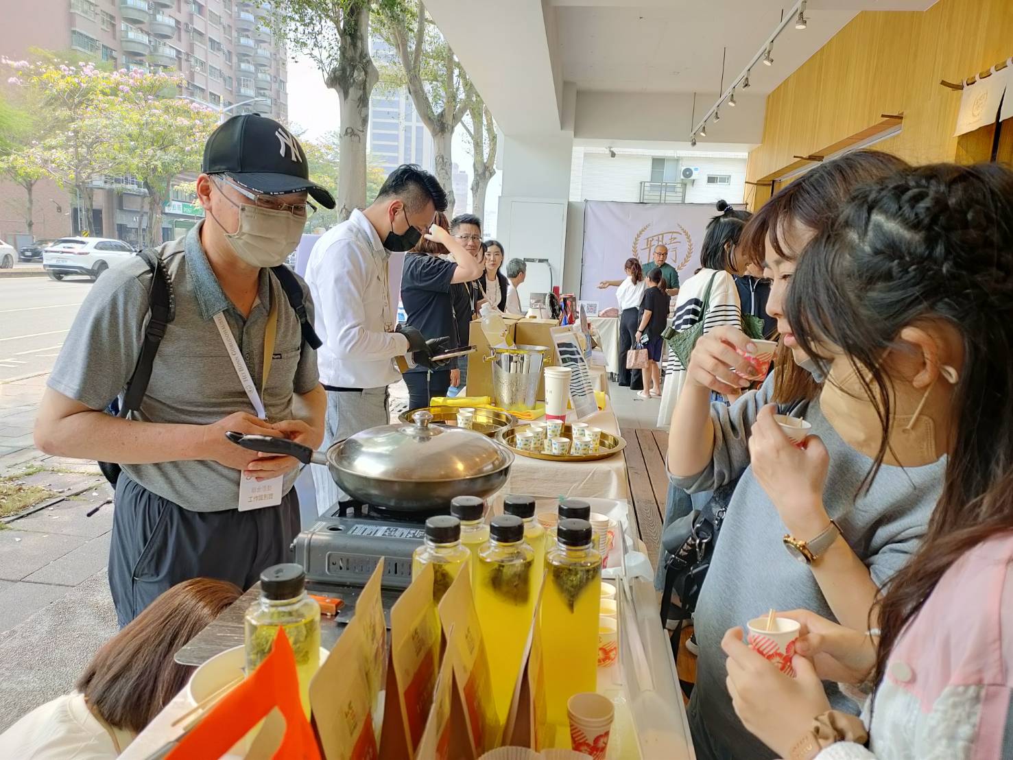 ▲搶過年商機，平凡五金行自辦年貨大街，方便民眾一站購足。（資料照片/平凡五金行提供）