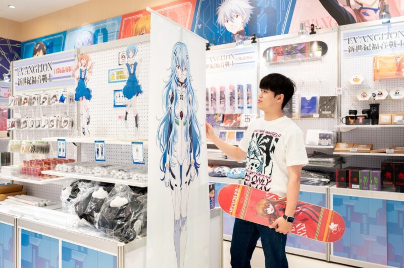 ▲還有EVA_STORE新世紀福音戰士日版等身大掛軸，讓絕美長髮凌波零永伴粉絲身邊。（圖/統一夢時代百貨提供）