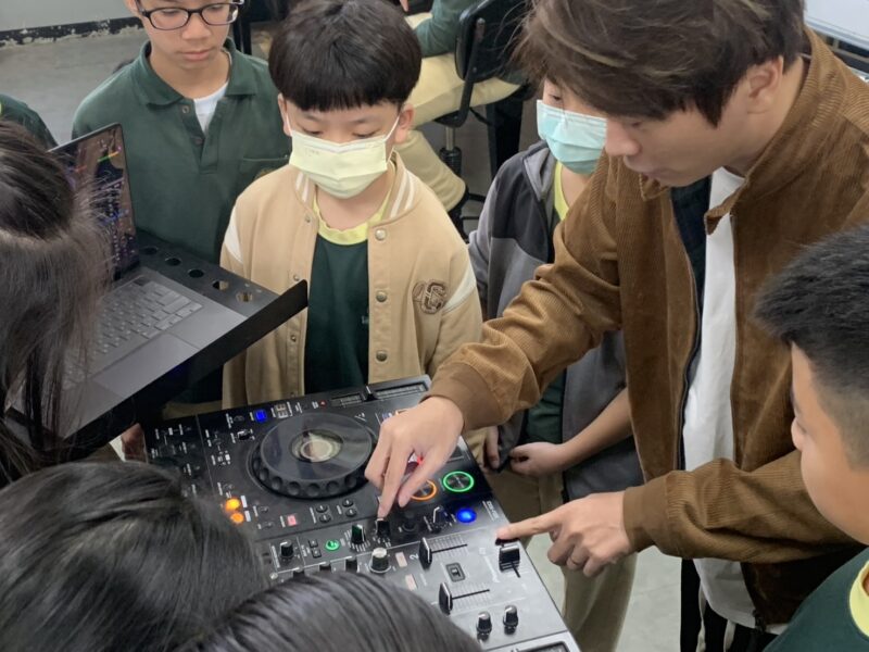 ▲「數位混音-電音DJ」讓同學認識混音工具與混音節奏。（圖/中華藝校提供）