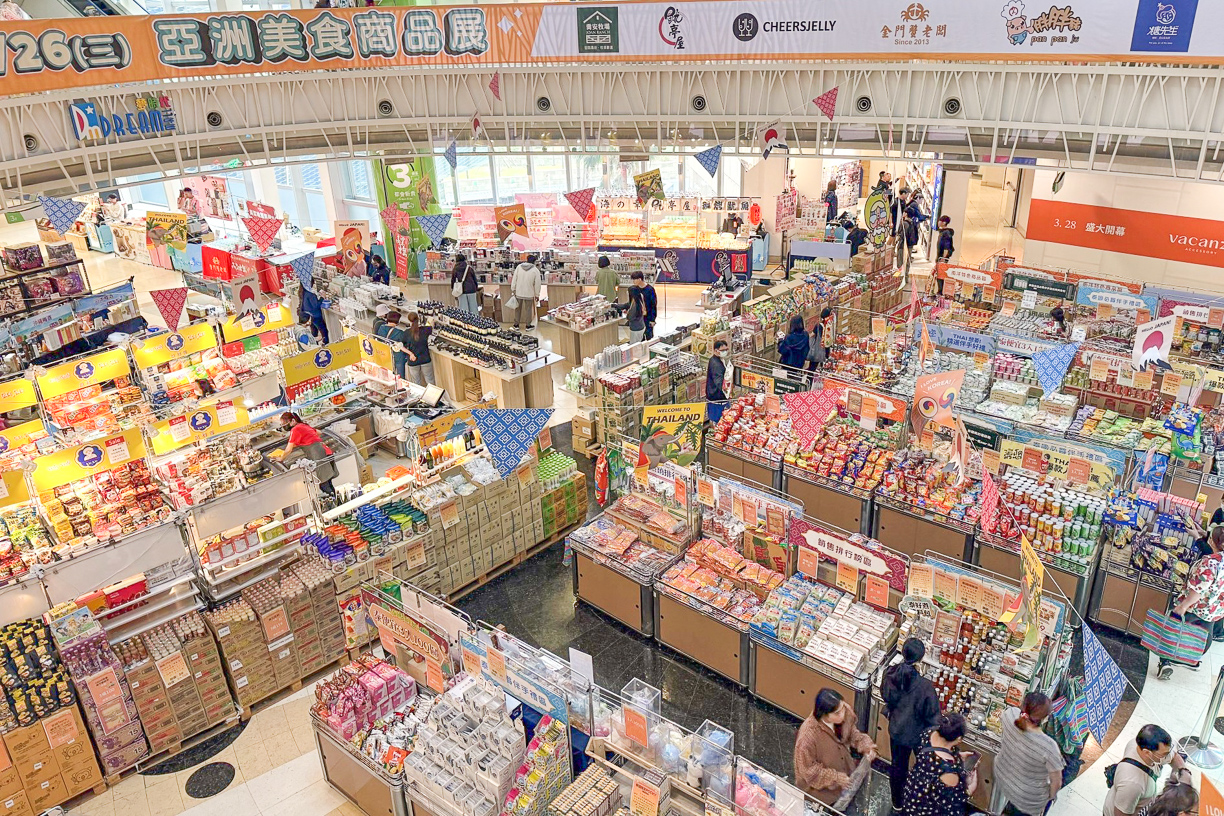 ▲夢時代3樓蛋型空間現正推出「亞洲美食商品展」,集結11家品牌,蒐羅來自日本、韓國、泰國、馬來西亞等逾上千款人氣商品。(圖/高雄夢時代提供)