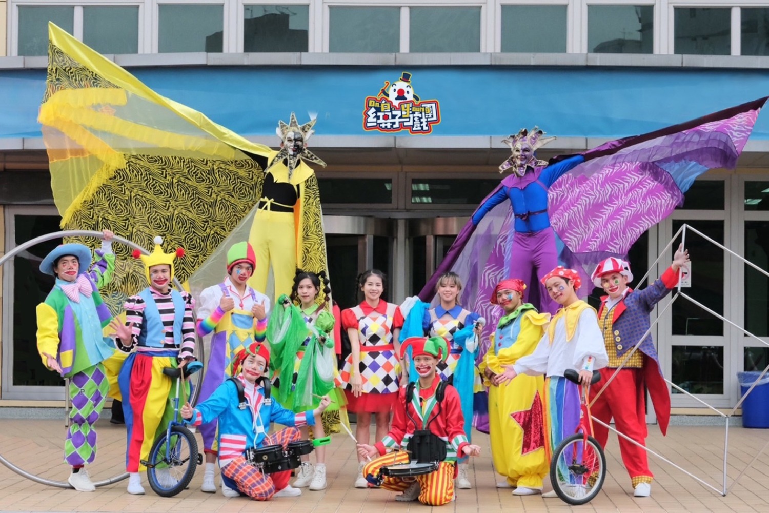 ▲粉紅野餐日第一週邀請到紅鼻子馬戲團為活動開場，帶來令人驚嘆的馬戲表演。（圖/高雄夢時代提供）