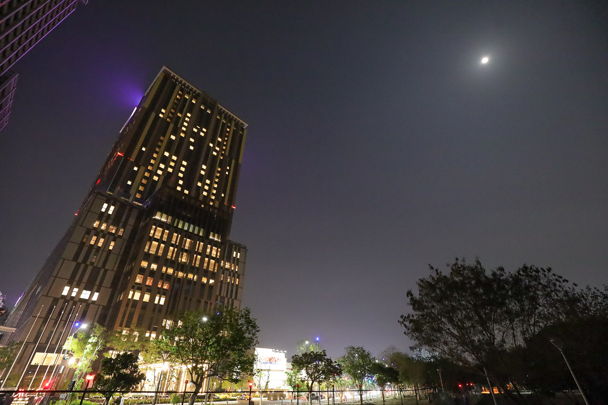 ▲高雄萬豪酒店將於3月22日晚間8時30分關閉建築物外牆景觀裝飾燈光一小時，預估將減少用電量約16萬瓦。（圖/高雄萬豪酒店提供）